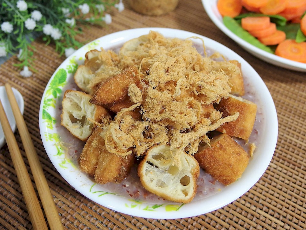 Pork rib porridge with crispy crullers is a perfect combination